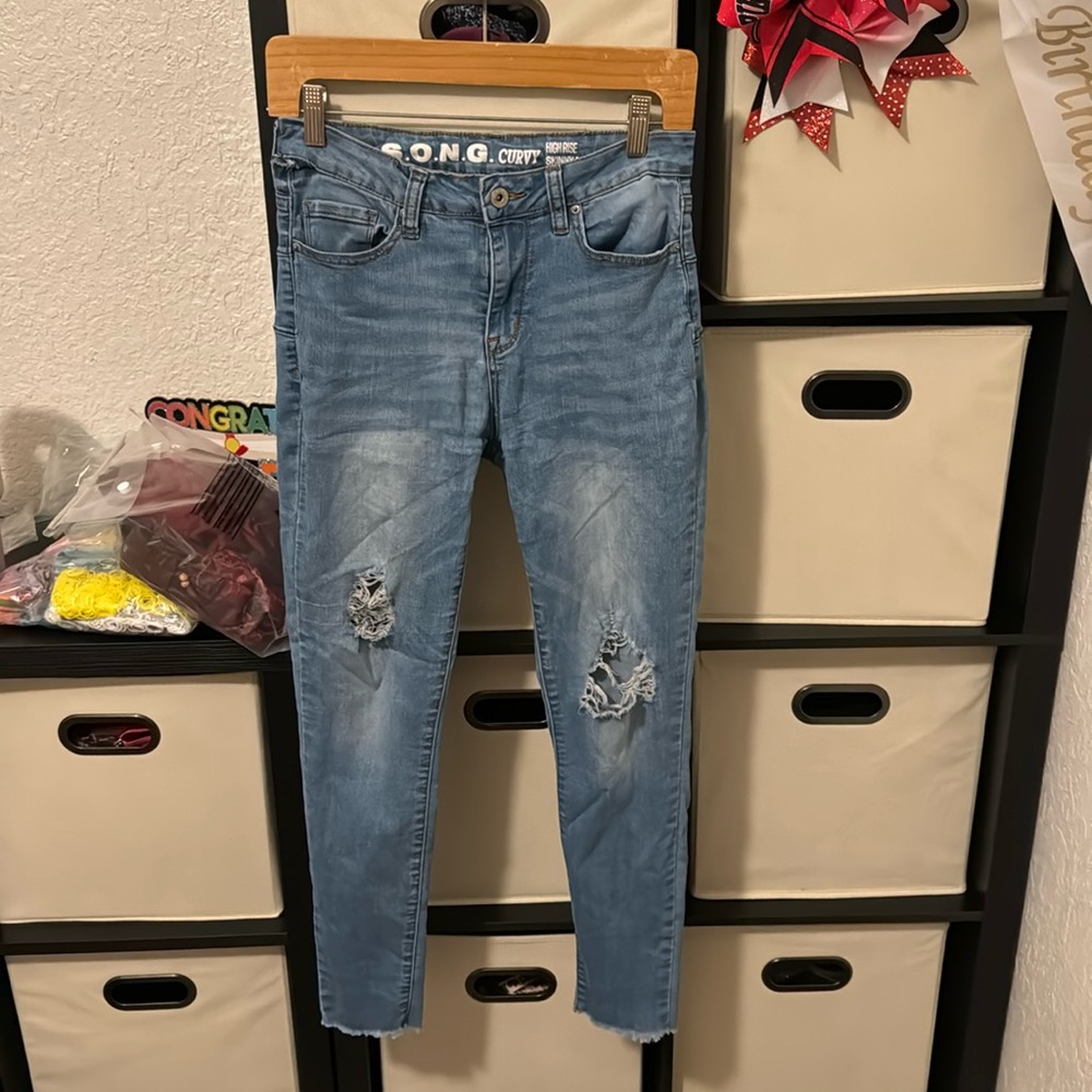 blue jeans, don’t fit me anymore, decent shape but has a rip on one of the loop